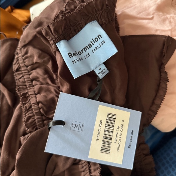 Reformation Alabama Top
Reformation x Devon Lee Carlson
$168
Chocolate Cake - Picture 5 of 5